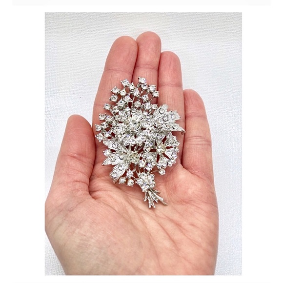 πFlower Bouquet Crystal Brooch - Picture 2 of 6